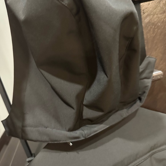 Great fall/winter coat: has a fleece like lining/detachable hood/zip up pockets - Picture 6 of 7